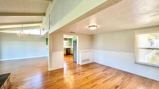 Building Photo - Lovely, Open Floor Plan, Single Story Located in the Desirable Live Oak Estates of Fallbrook!