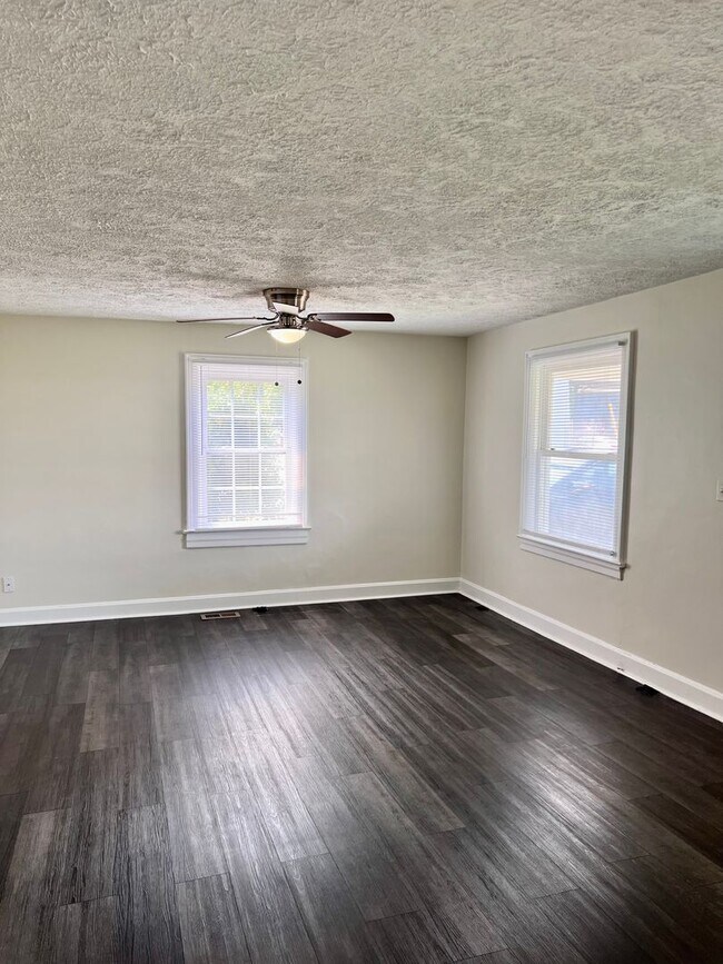 Building Photo - AVAILABLE AUGUST 14! 3 Bedroom Home Near Downtown Clarksville