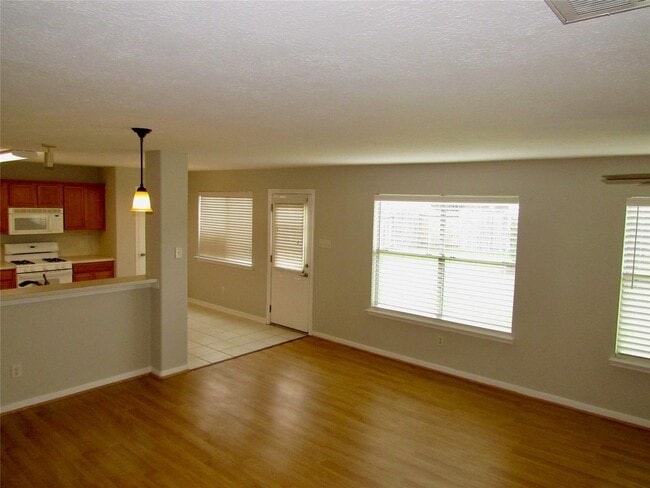 Building Photo - 3231 Stoneydale Ln