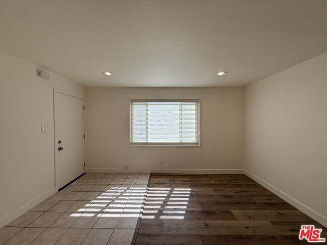 Building Photo - 2400 Vanderbilt Ln