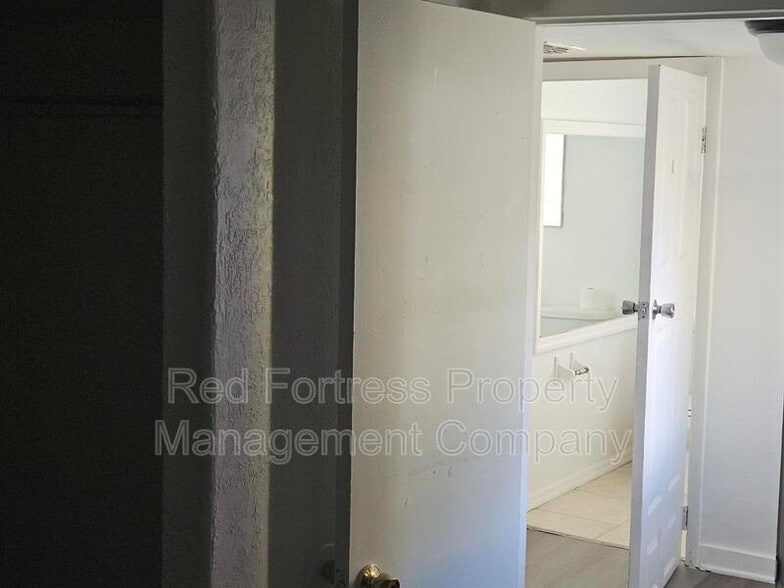 Building Photo - 255 Hubbard Ave