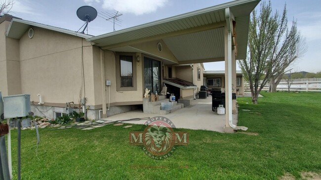 Building Photo - 2 BD 2 BA House 2 Car Garage