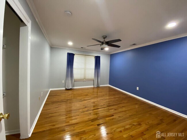 Building Photo - 2 Hampshire Pl