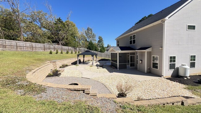 Building Photo - 550 Hampstead Pl
