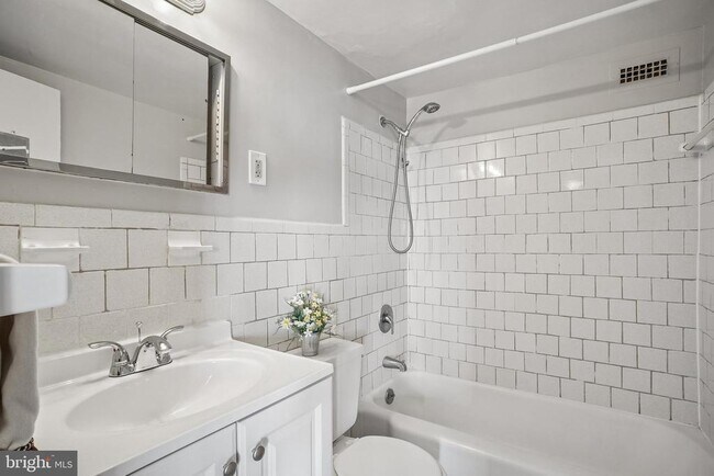 Building Photo - 5831 Quantrell Ave