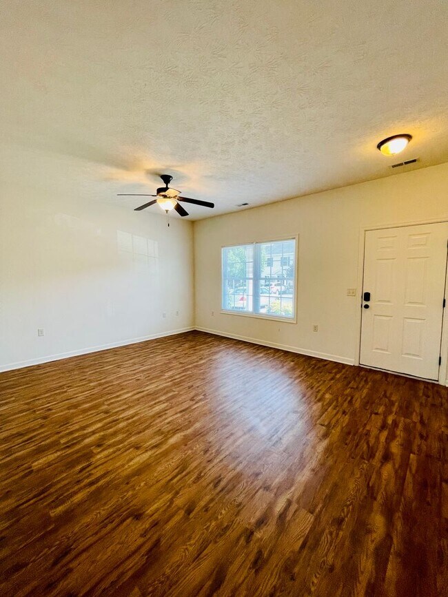 Building Photo - End unit! 3 Bedroom, 2.5 Bath Two Level To...