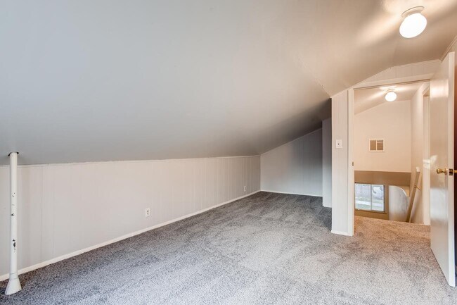 Building Photo - Congress Park Beautiful and Spacious Duple...
