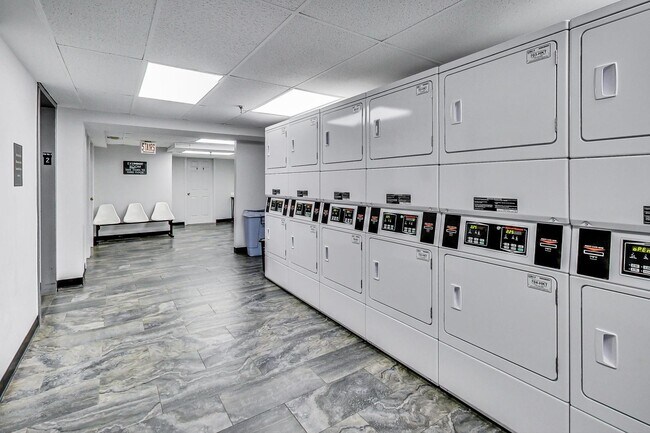 Building Photo - 1212 N La Salle Dr