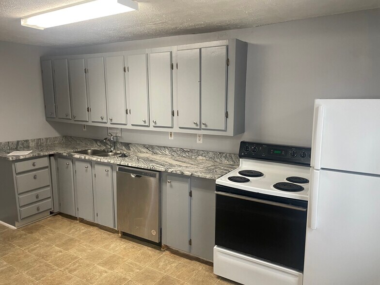 Building Photo - 125 Montmullin St