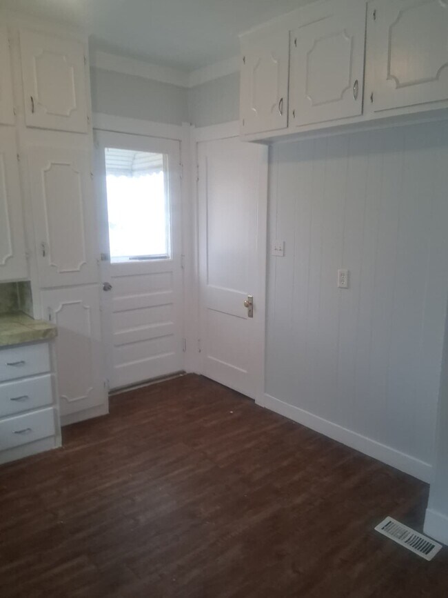 Building Photo - 1942 Barrows St