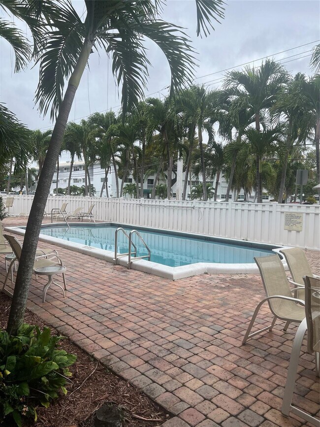 Building Photo - 2550 NE 51st St