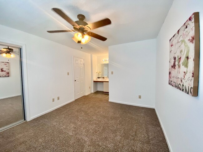 Building Photo - Updated Chimney Hill Condo Available 03-25...