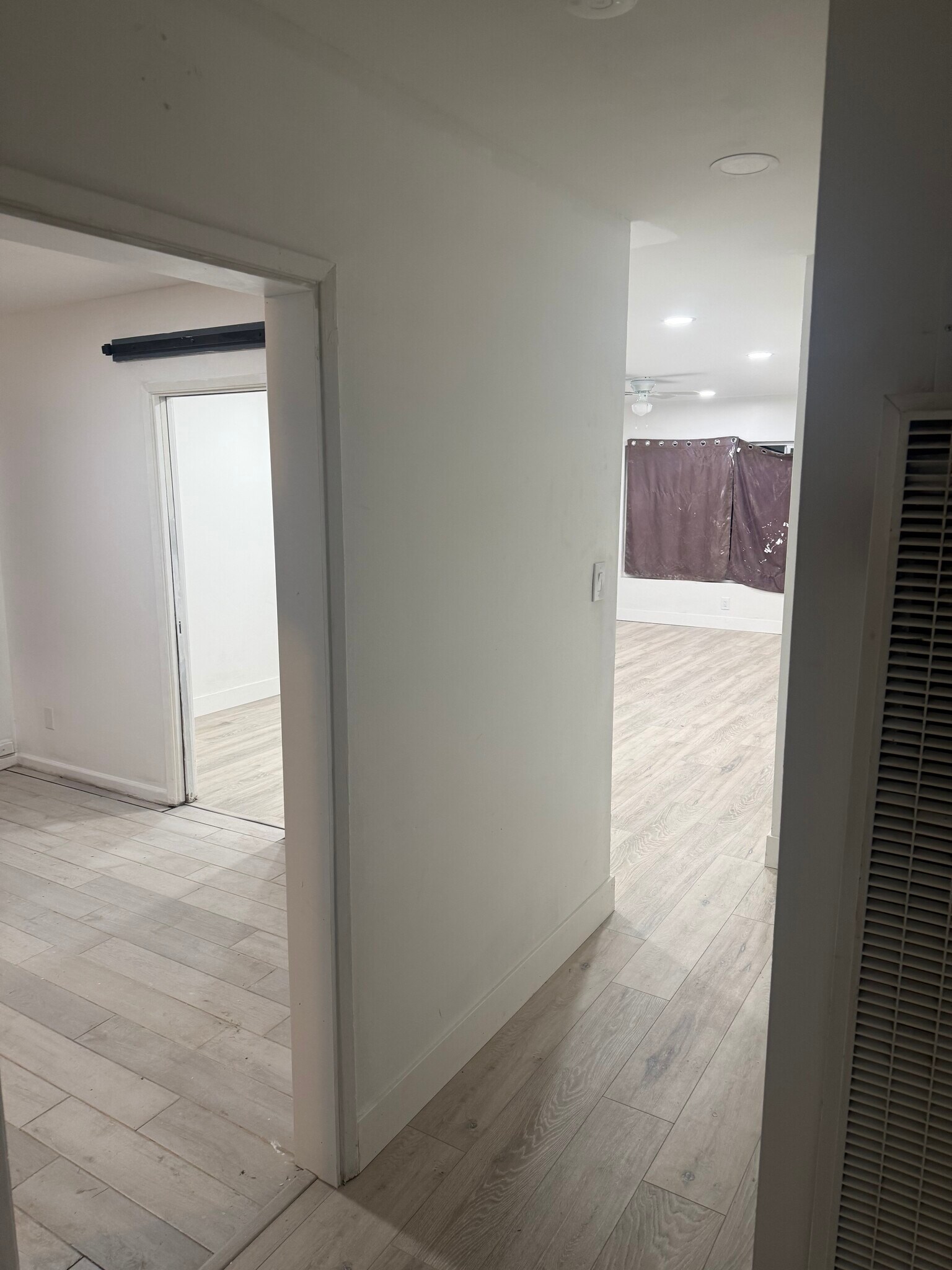 Kitchen / LR - 115 W Johnson St