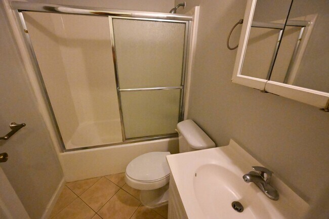 Building Photo - Stunning 3BR / 3BA Home on 2.48 Acres – Hillsborough, NC