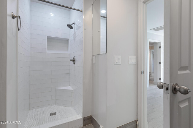 Building Photo - 607 E Encanto Dr