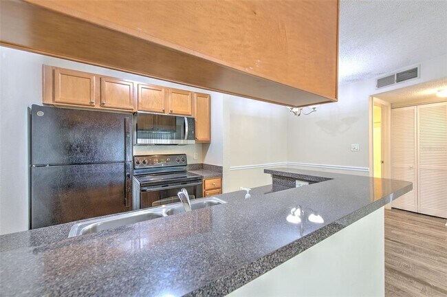 Building Photo - 308 Lake Parsons Green