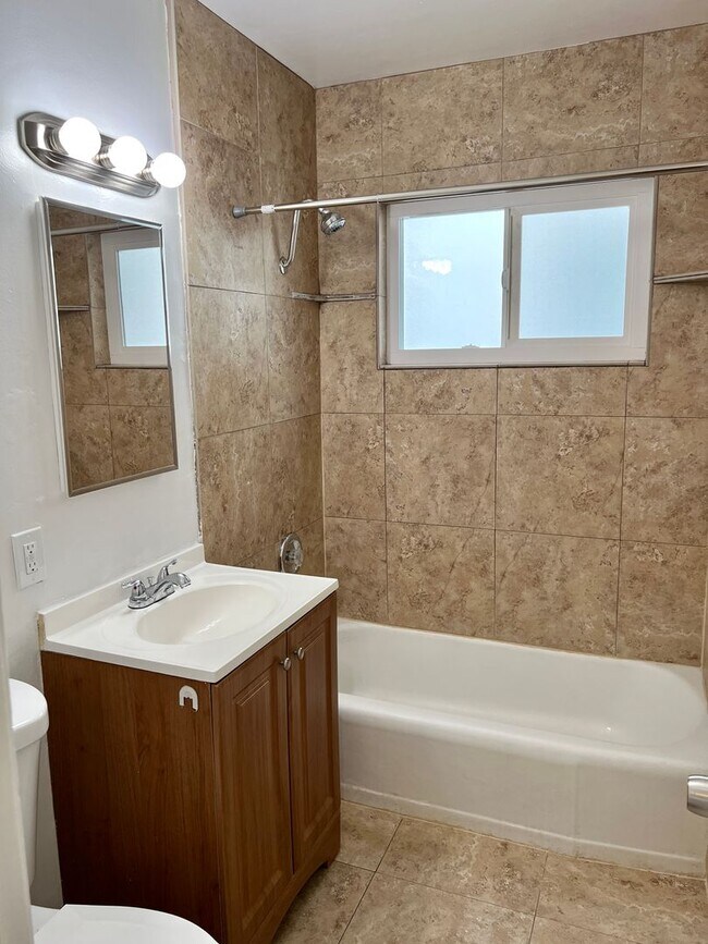 Building Photo - 2BD 1BA Apt Next to USD - Spacious Upstairs Unit, Pet Friendly, 1 Parking Space, No Carpet, Onsit...