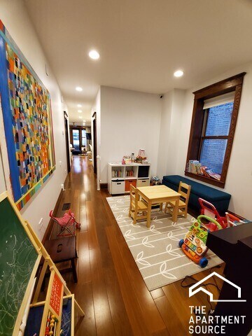 Building Photo - 1019 W Oakdale Ave