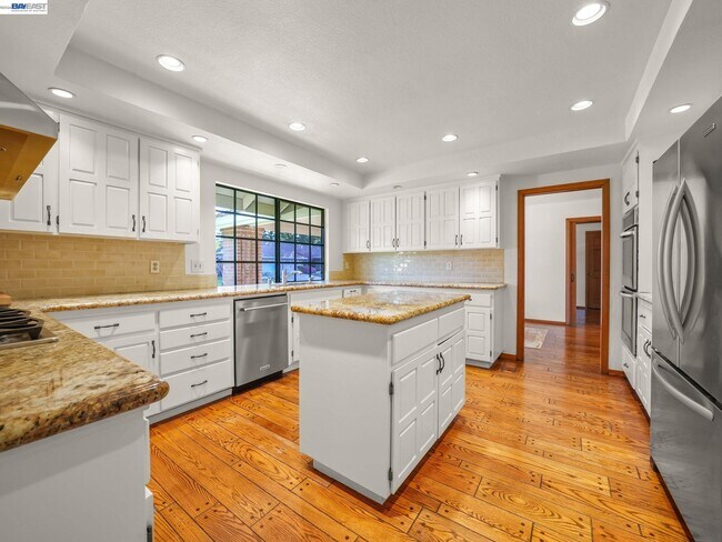 Building Photo - 261 St Paul Dr