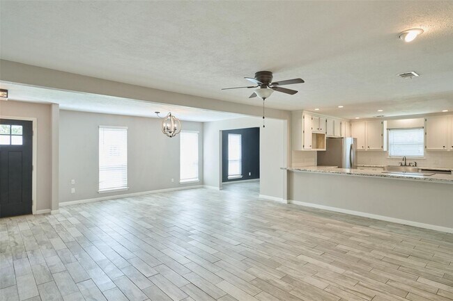 Building Photo - Beautiful two-story home on an oversized c...