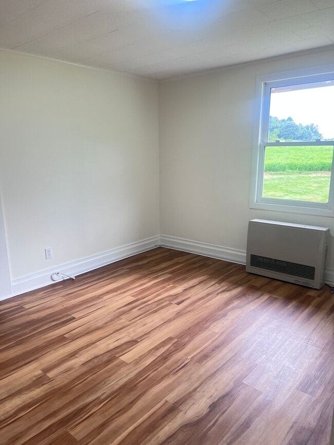 Building Photo - Super cute farm house with beautiful mountain view! 2 bedrooms, 1 bathroom!