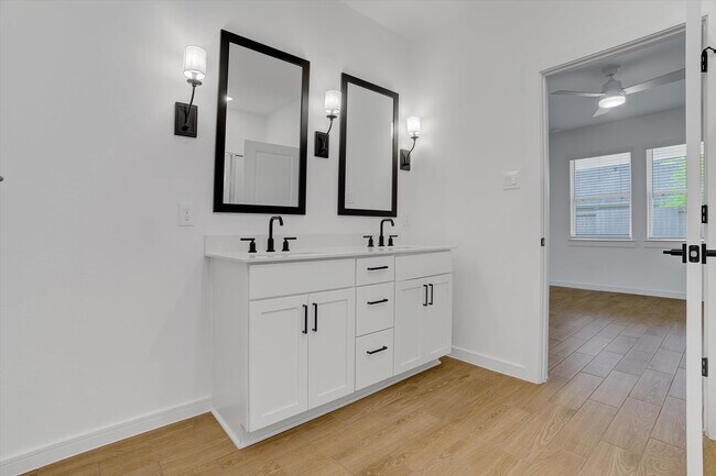 Building Photo - 8438 Bay Rdg Cir