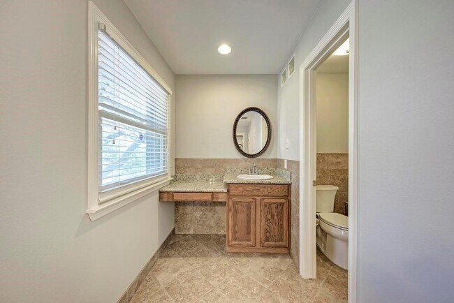 Building Photo - 1017 Solano Dr