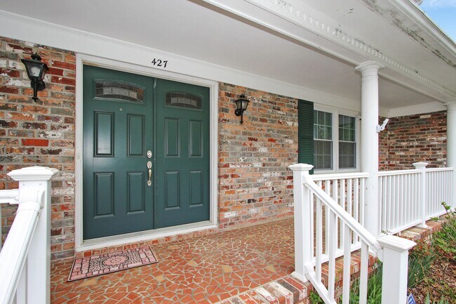 Building Photo - 427 Elizabeth Lake Dr