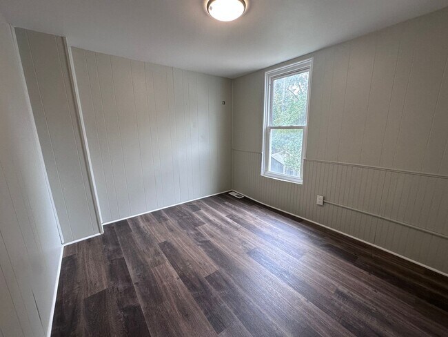 Building Photo - Large 3 bedroom 1 bath house for rent with small yard