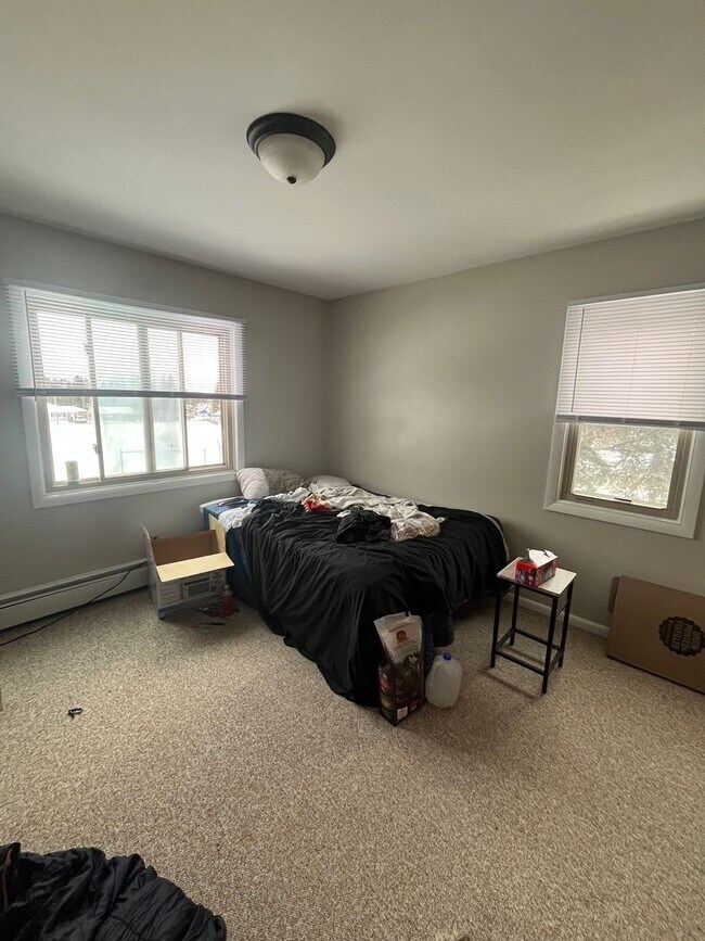 Building Photo - Available September! - 1 Bed 1 Bath Apartment