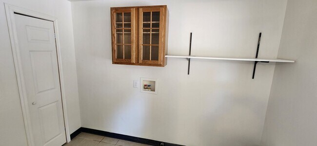 Building Photo - ALL PROSPECTIVE TENANTS MUST SUBMIT A ON LINE APPLICATION AND BE PRE-QUALIFIED PRIOR TO ANY SHOWI...