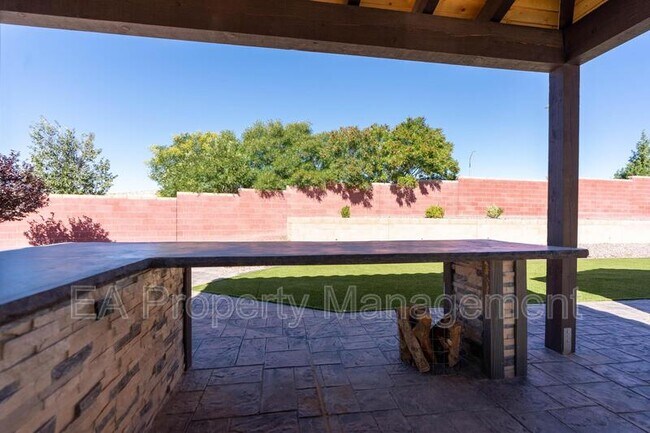 Building Photo - 827 Mesa Roja Trail NE