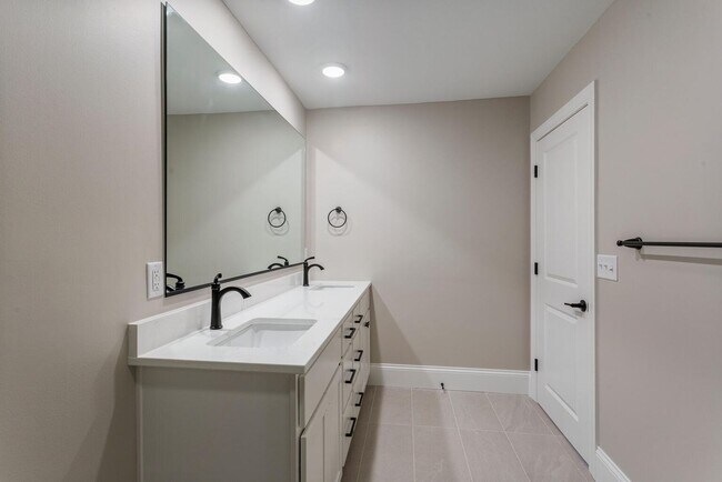 Building Photo - Four bedroom executive rental available now in Champaign's sought after Devonshire neighborhood!