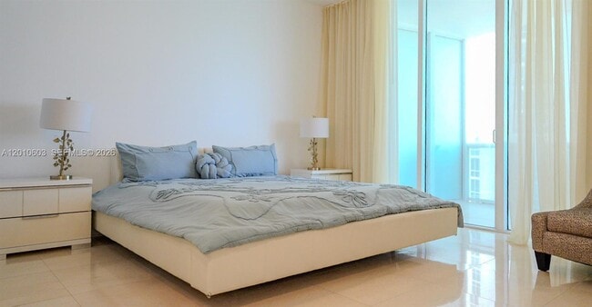 Building Photo - 15901 Collins Ave