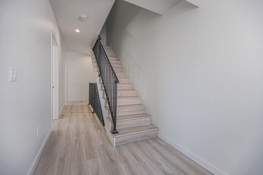 Building Photo - 2811 S Cloverdale Ave