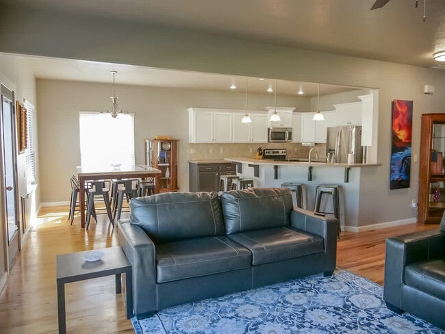 Building Photo - 151 Cub St W