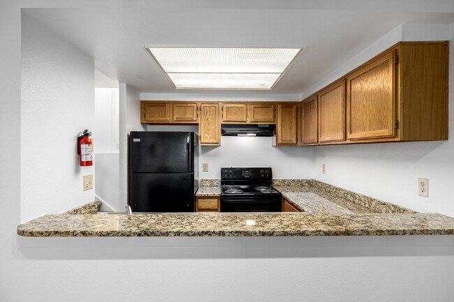 Building Photo - Updated and Stylish 1BDR/1BTH in the Eleven-One-Eleven Condominium Complex