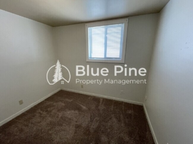 Building Photo - 550 W 21st St