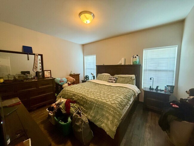 Building Photo - 516-518 W Thomas St