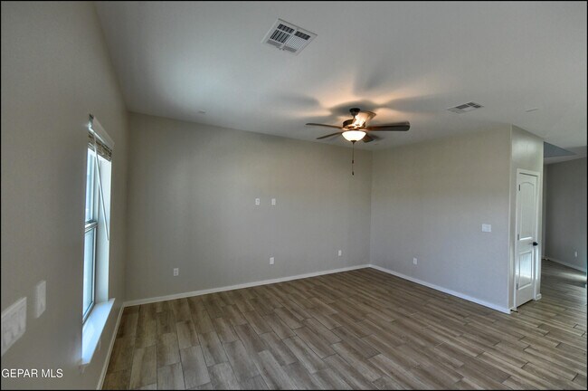 Building Photo - 516 Logwood Ave