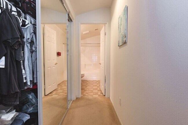 Building Photo - 4 Bed Home for Rent Palmdale CA 93551