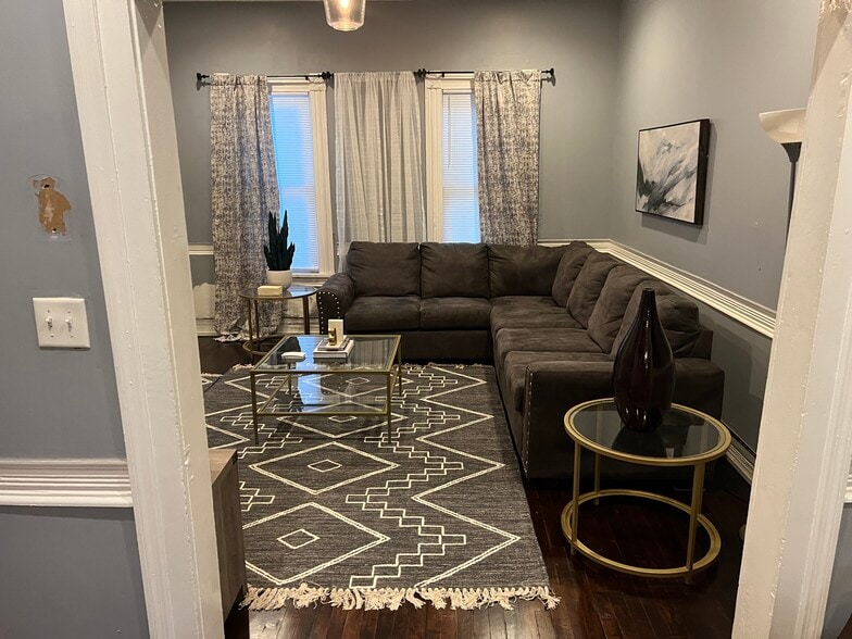 Building Photo - 514 W 38th St