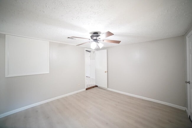 Building Photo - 318 Meadowbrook Ln