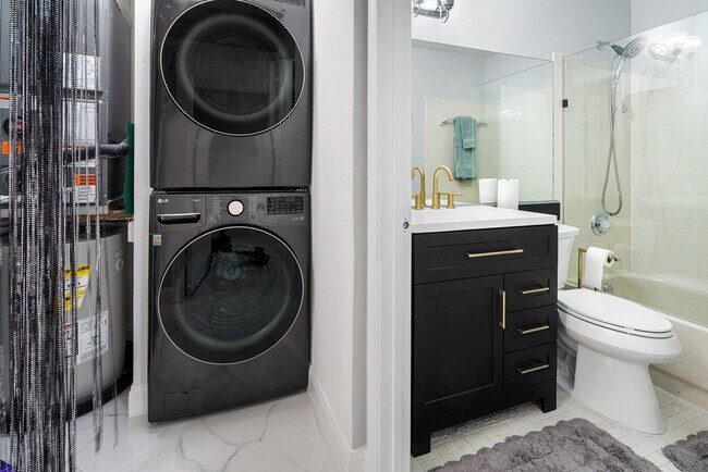 Building Photo - 3068 S Oakland Forest Dr