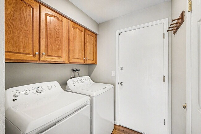 Building Photo - "Spacious 4-Bed Lakewood Gem with Hardwood Floors, Finished Basement & Fireplace - 2970 Sq Ft!"