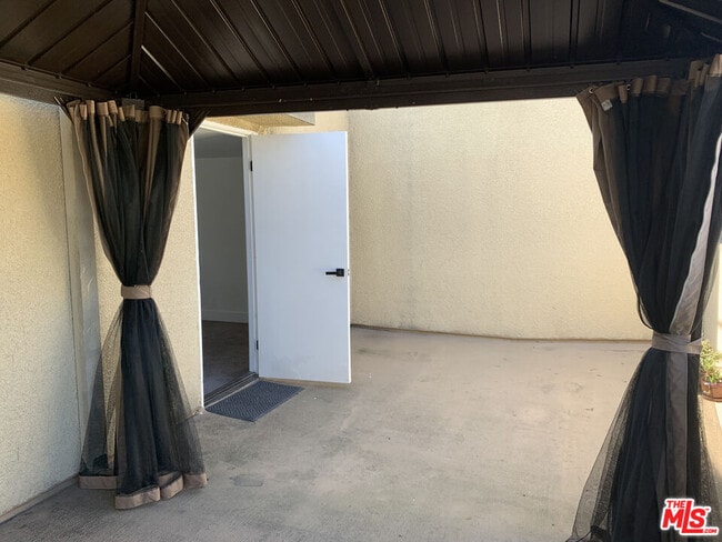 Building Photo - 420 S Harvard Blvd