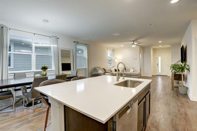 Building Photo - 113 Filifera Ct
