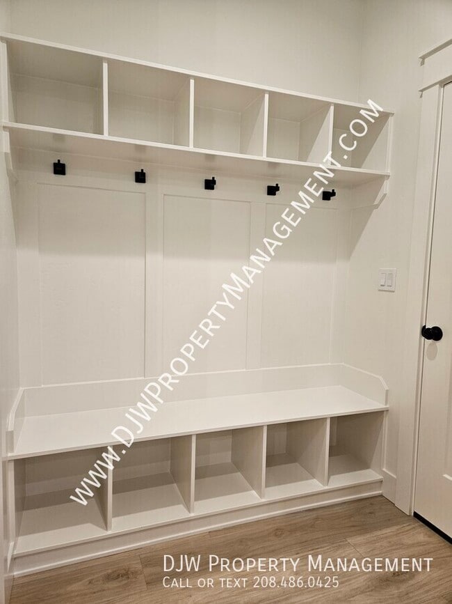 Building Photo - 1334 N Meadowglen Ave