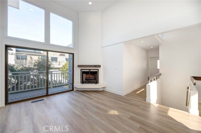 Building Photo - 1090 Loma Dr