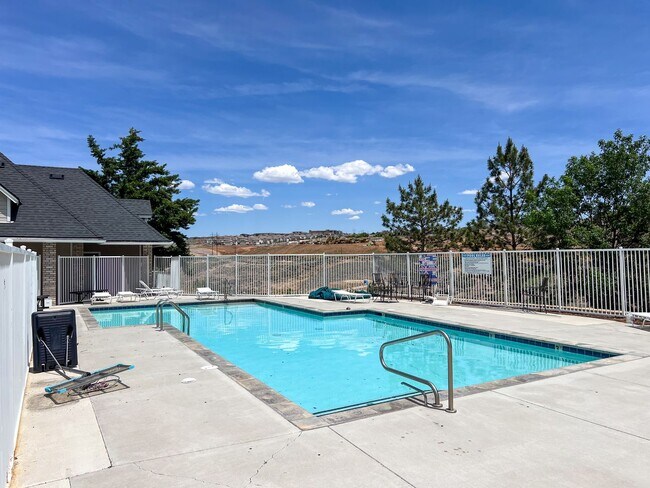 Building Photo - Fully Furnished Stunner Close to UNR!!